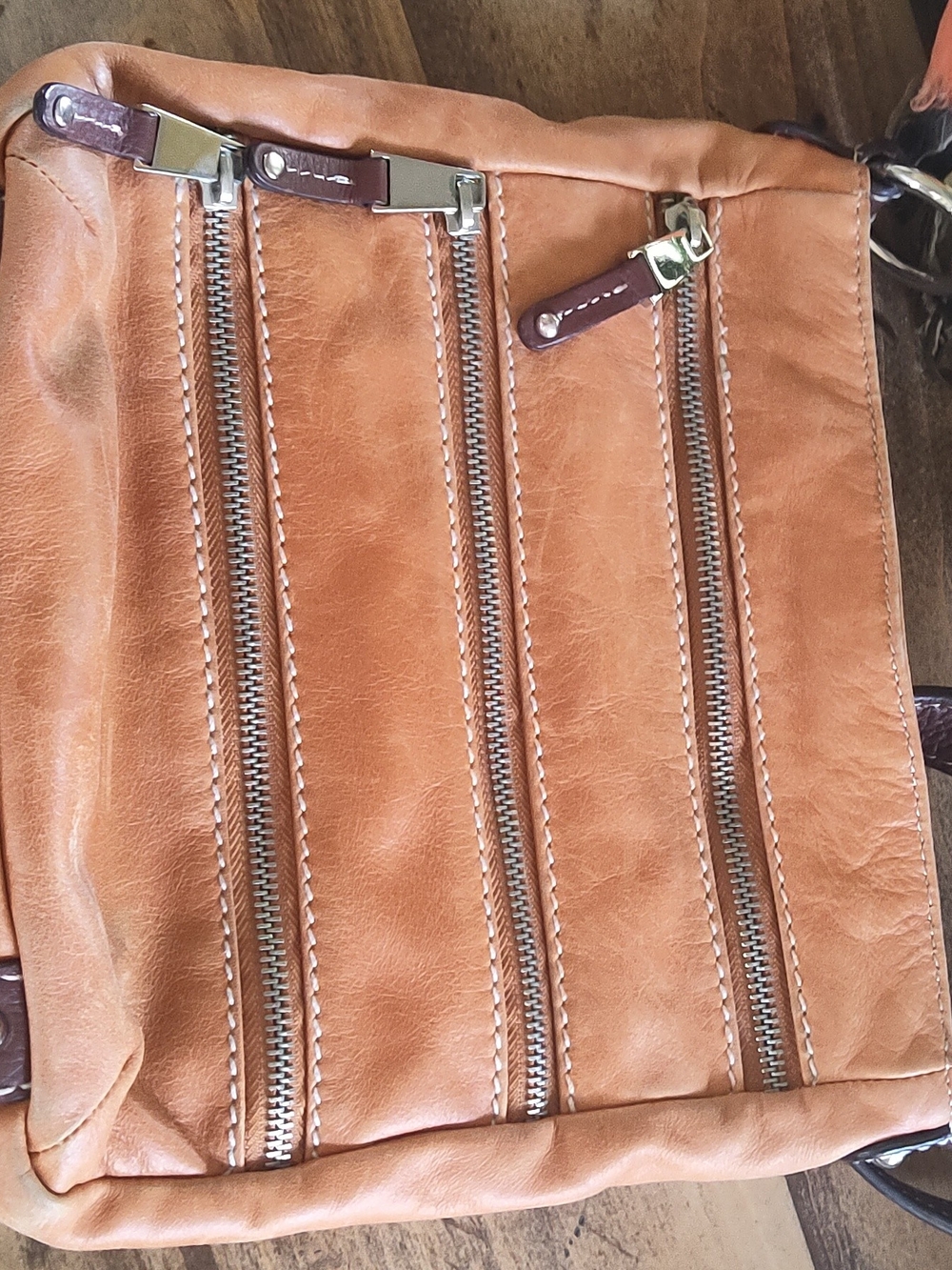 Vintage Danier Tan Leather Crossbody with Front Zip Pocket - Picture 2 of 7